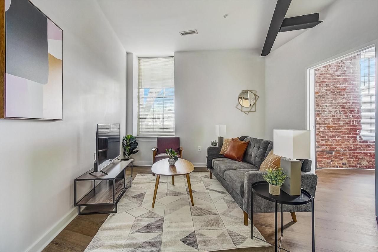 Frontdesk I Carriage Wheel Lofts Apts Philadelphia Apartman Szoba fotó