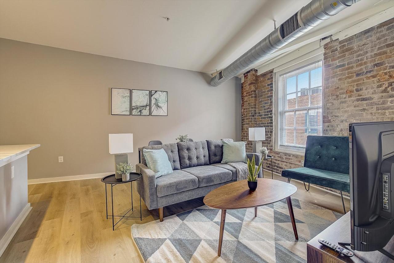 Frontdesk I Carriage Wheel Lofts Apts Philadelphia Apartman Szoba fotó