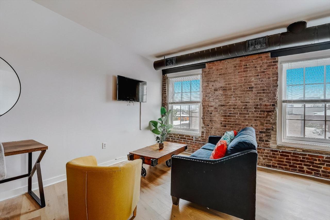 Frontdesk I Carriage Wheel Lofts Apts Philadelphia Apartman Szoba fotó